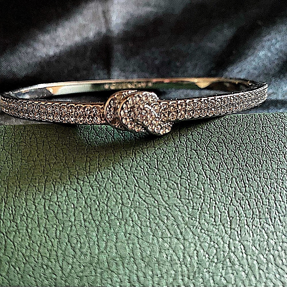 ✨Givenchy - Crystal Pavé Knot Bangle Bracelet✨
NWOT/NO ORIGINAL BOX - Picture 6 of 16